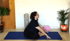 postura de yoga somático para personas con fatiga