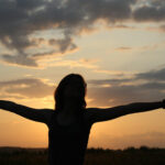 mujer en un estado de calma y reposo profundo - regulación del sistema nervioso con coaching somático